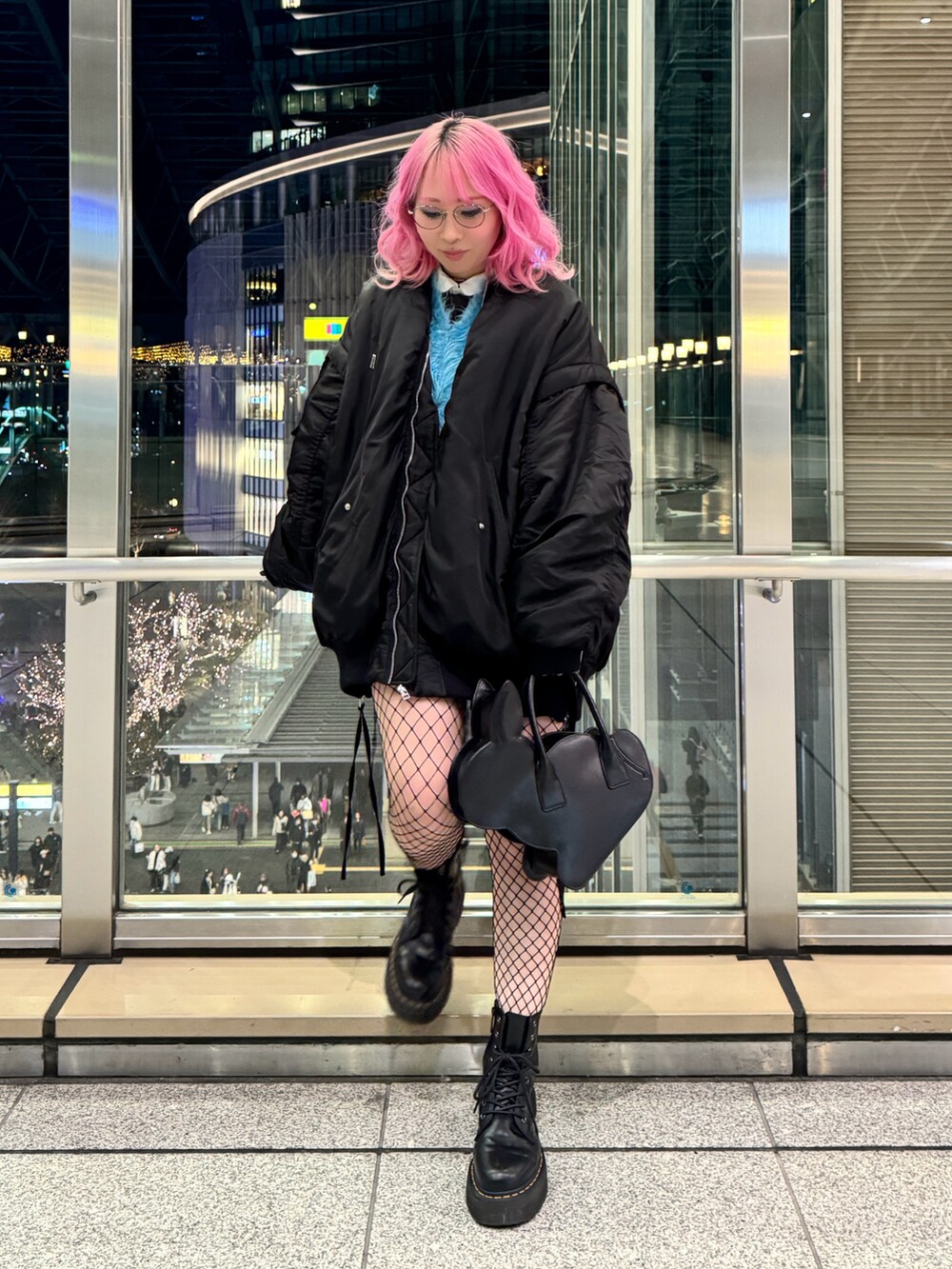 ブルー系のニット/セーター、ブラック系のMA-1、ブラック系のバッグを着用したレディースの冬コーディネートの3枚目の写真