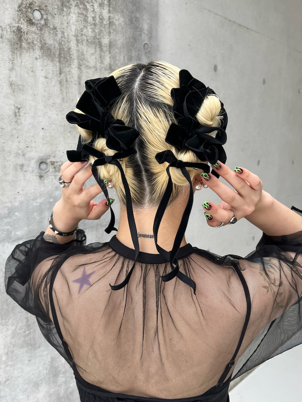 ブラック系のワンピース、ブルー系のショルダーバッグ、ブラック系のパンプスを着用したレディースの秋コーディネートの3枚目の写真