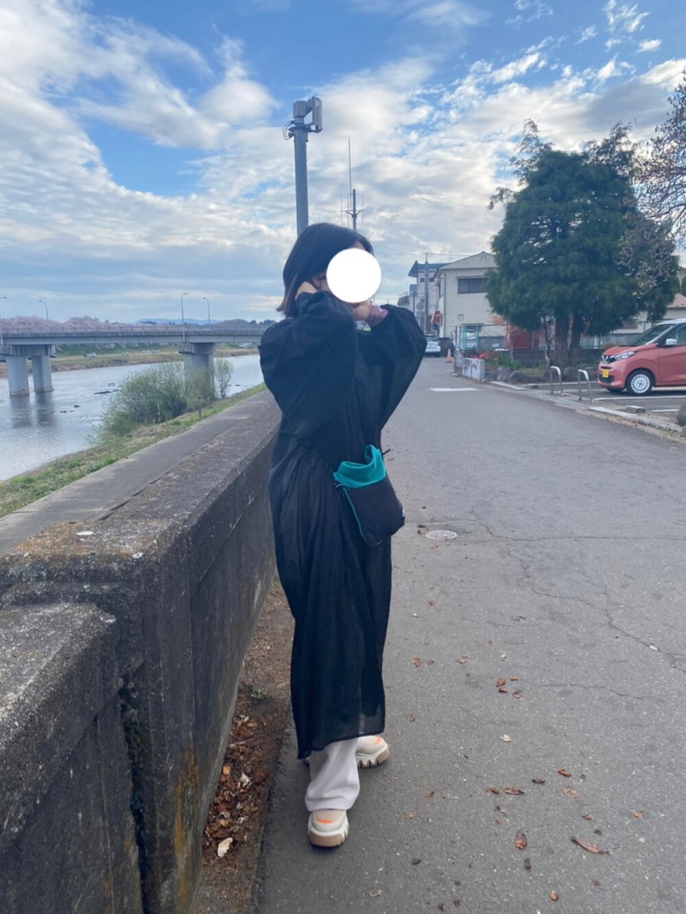 ベージュ系のスニーカー、ピンク系のTシャツ/カットソーを着用したレディースの春コーディネートの3枚目の写真