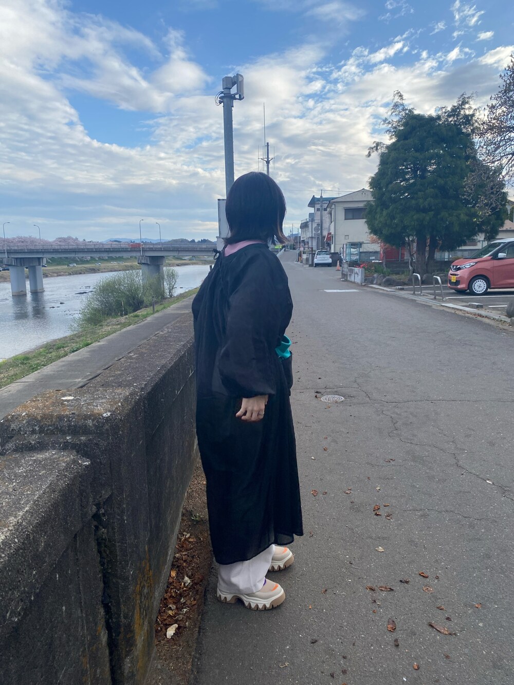 ベージュ系のスニーカー、ピンク系のTシャツ/カットソーを着用したレディースの春コーディネートの2枚目の写真