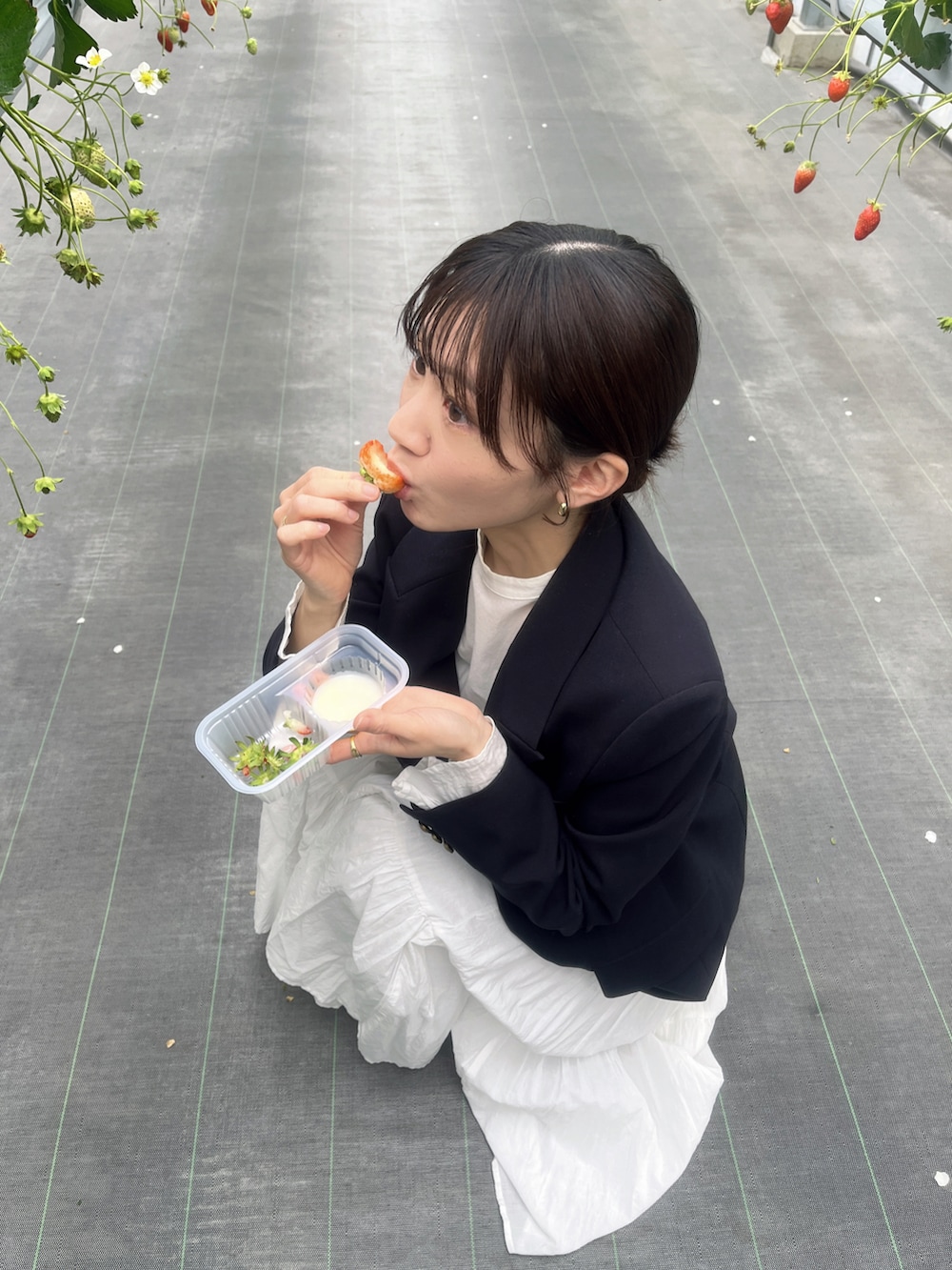 ホワイト系のワンピース/ドレス、ブラック系のブーツ、ブルー系のテーラードジャケットを着用したレディースの春コーディネートの2枚目の写真