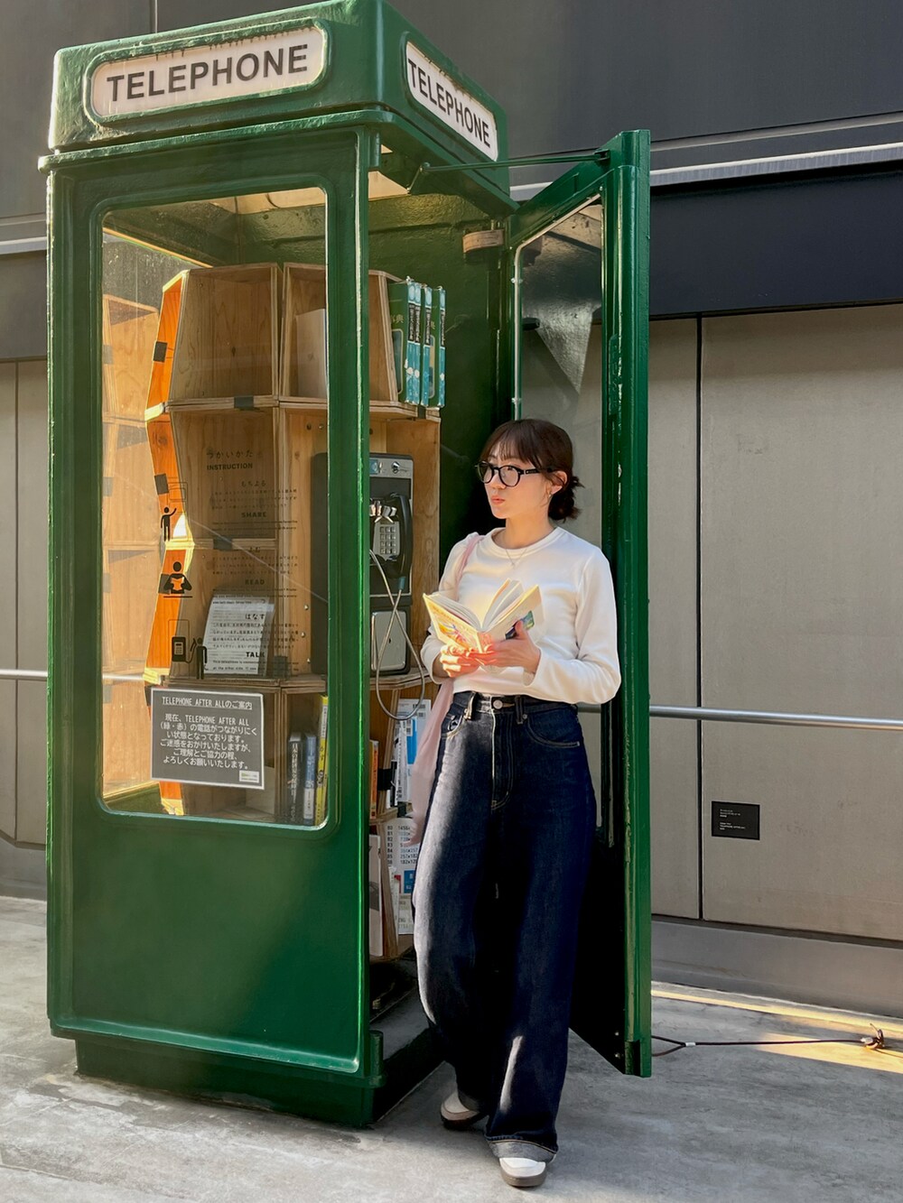 ホワイト系のTシャツ/カットソー、ブラック系のメガネを着用したレディースの春コーディネートの2枚目の写真