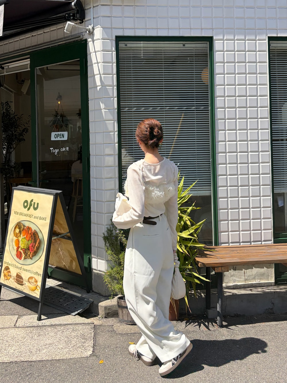 ホワイト系のベスト、ホワイト系のTシャツ/カットソー、ホワイト系のパンツを着用したレディースの春コーディネートの2枚目の写真