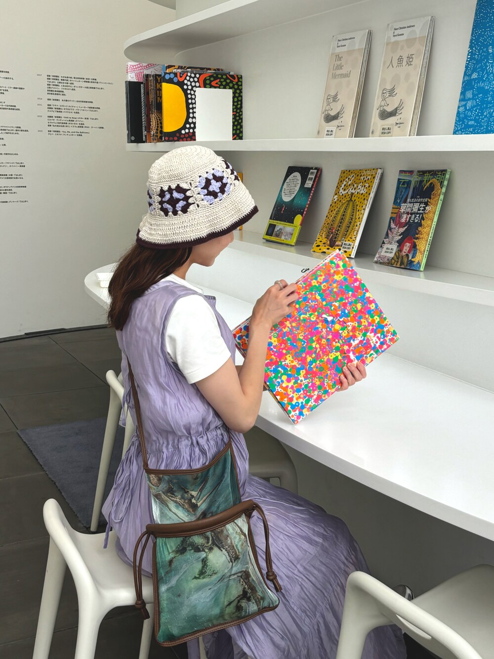 ホワイト系のTシャツ/カットソー、シルバー系のスニーカー、パープル系のワンピースを着用したレディースの夏コーディネートの2枚目の写真