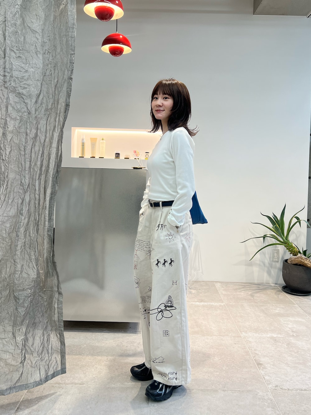 「白Tシャツ、雨の日コーデ、スニーカー、低身長コーデ、白パンツ、ベルト、ホワイトコーデ、今日のコーデ、WEARyouthコーデ」｜「AVIREXの【直営店限定】L/S EMBROIDERY SHORT T-SHIRT/刺繍ショートロングスリーブTシャツ（Tシャツ/カットソー、ホワイト系）」を使った、西村美紗さん（レディース・154cm）の夏コーディネートの2枚目の写真