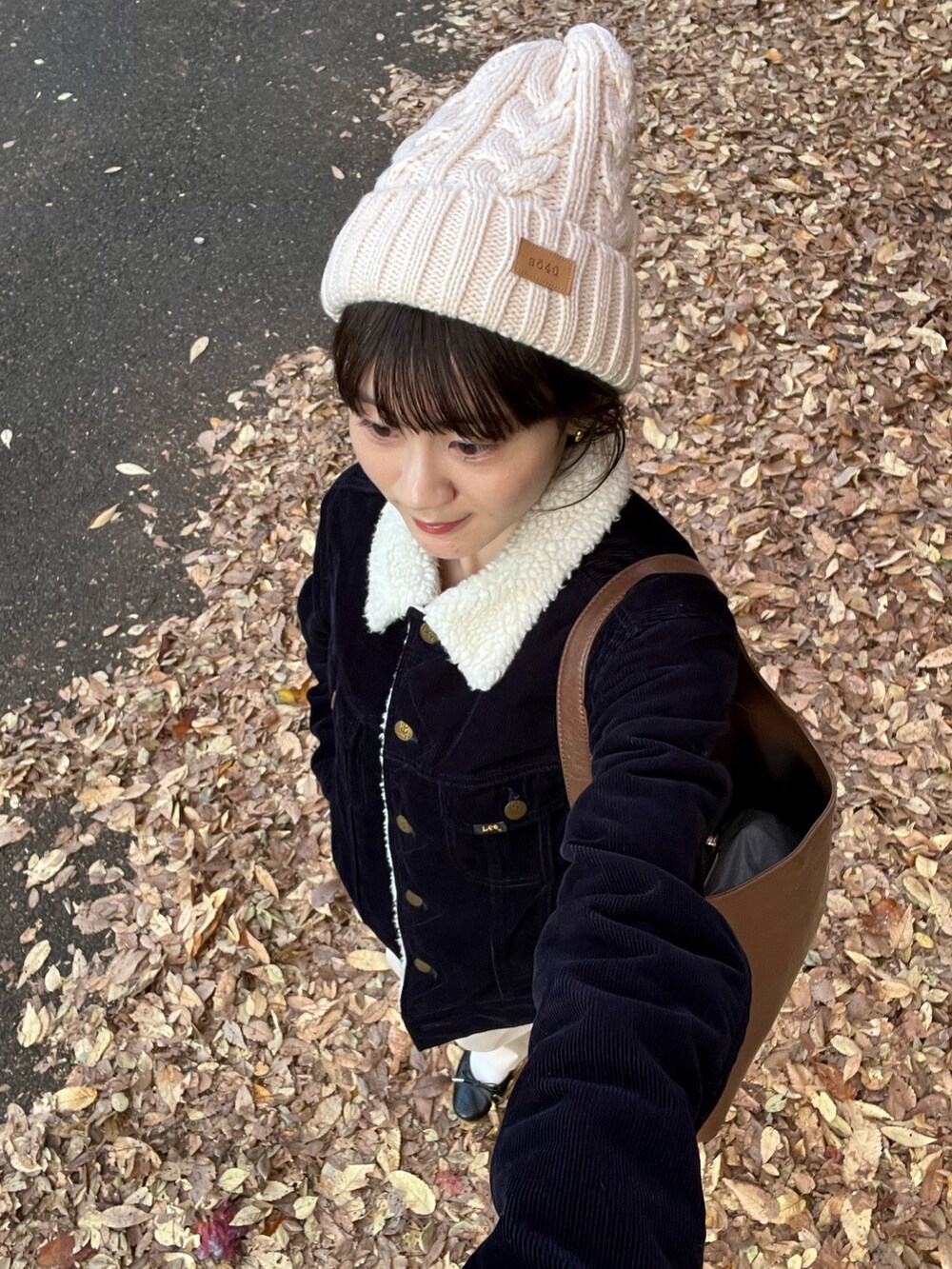 ブルー系のジャケット/アウター、ホワイト系のスラックス、ホワイト系のニットキャップ/ビーニーを着用したレディースの冬コーディネートの2枚目の写真