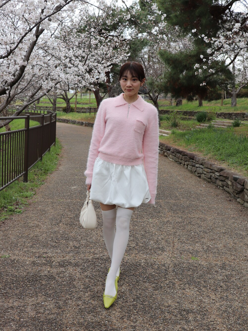 「春めき満開コーデ、ピンクコーデ、スカート、カラーコーデ、ミニスカート、バルーンスカート、シャギーニット、ミュール」｜「mietteのポケット付きシャギーニット（ニット/セーター、ピンク系）」を使った、西村美紗さん（レディース・154cm）の春コーディネートの2枚目の写真