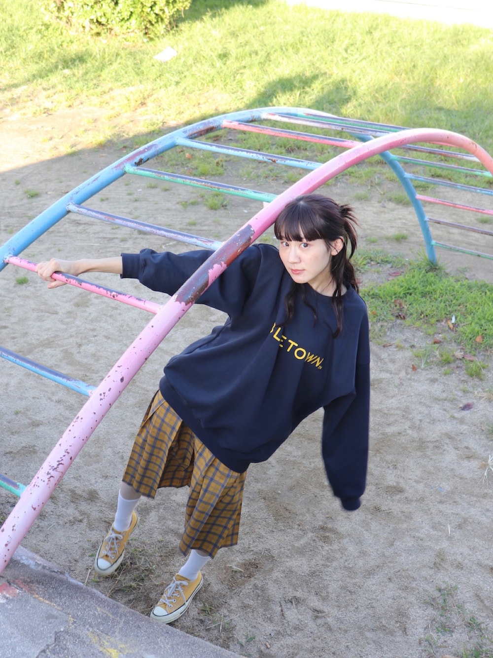 ブルー系のスウェット、イエロー系のスカートを着用したレディースの秋コーディネートの2枚目の写真