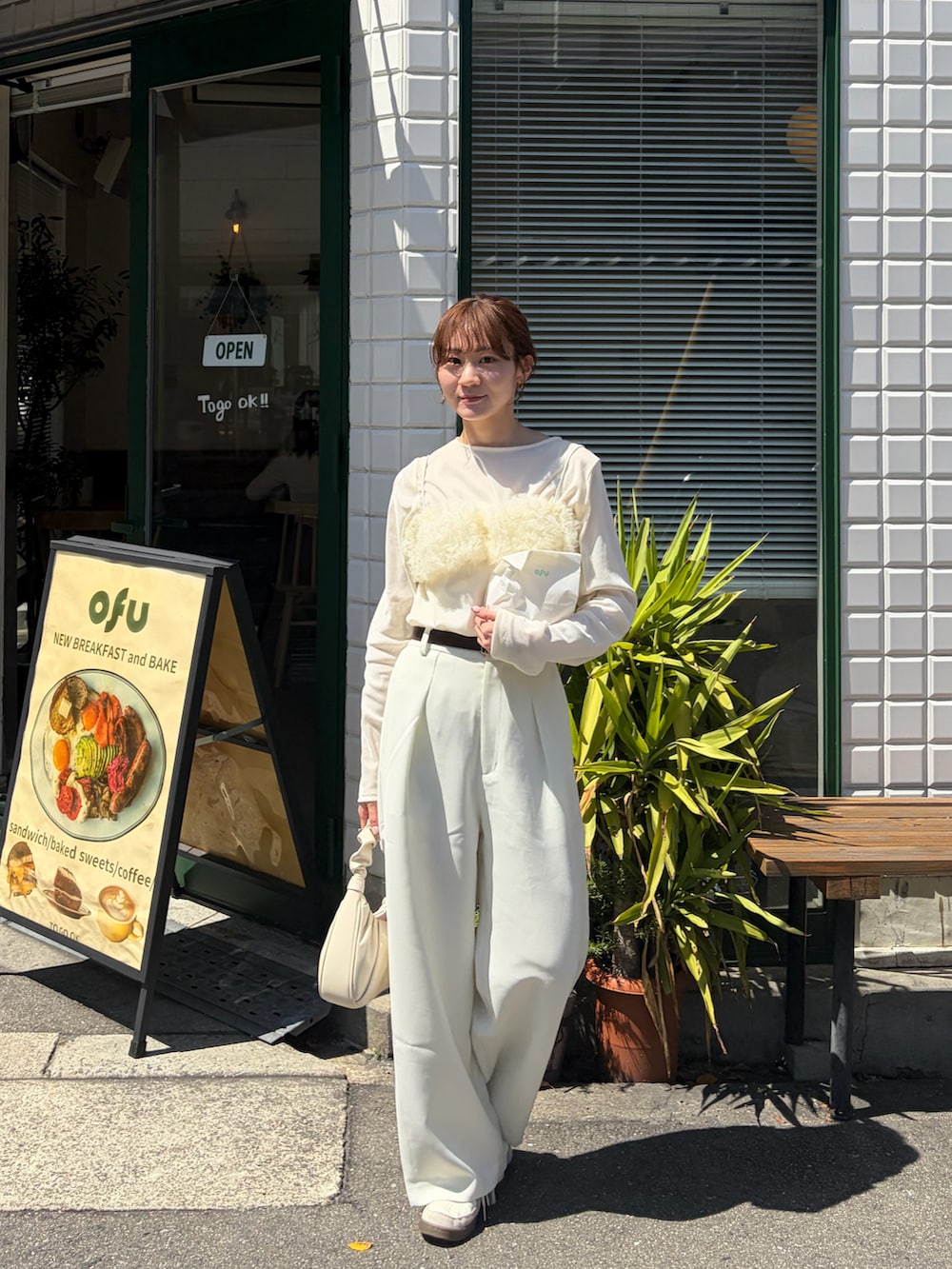 ホワイト系のベスト、ホワイト系のTシャツ/カットソー、ホワイト系のパンツを着用したレディースの春コーディネートの3枚目の写真