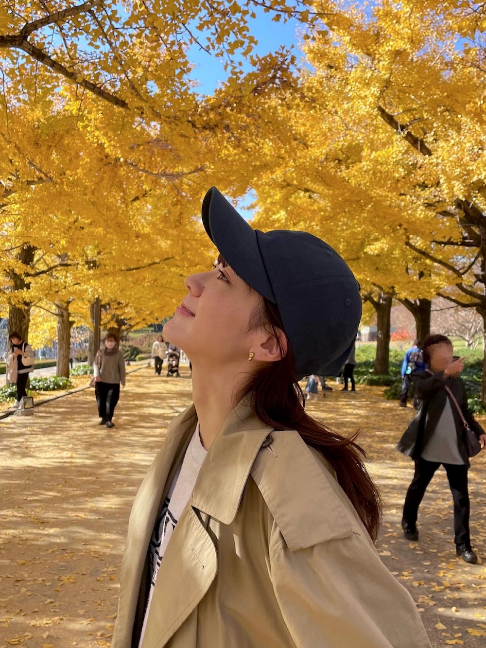 「メンズライク、低身長コーデ、お出かけコーデ、デニム、スニーカー、パンツスタイル、骨格ナチュラル、ゆるコーデ、ナイキエアマックス、休日スタイル、スニーカーコーデ、キャップ」｜「RALPH LAURENのアイテム（トレンチコート、ブラウン系）」を使った、西村美紗さん（骨格ウェーブ・レディース・154cm）の冬コーディネートの2枚目の写真