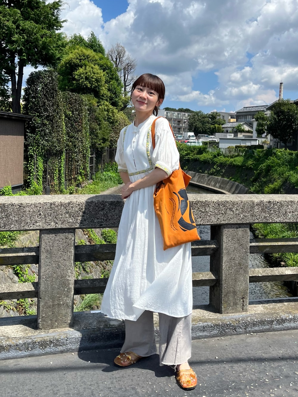 「ワンピース、チャイナ、ワンピーススタイル、カラーコーデ、ラフコーデ、今日のコーデ、デートコーデ、おでかけコーデ、アウトドアスタイル」｜「idemのchina tyrolean onepiece/チャイナチロリアンワンピース（ワンピース、ホワイト系）」を使った、西村美紗さん（骨格ウェーブ・レディース・154cm）の秋コーディネートの2枚目の写真