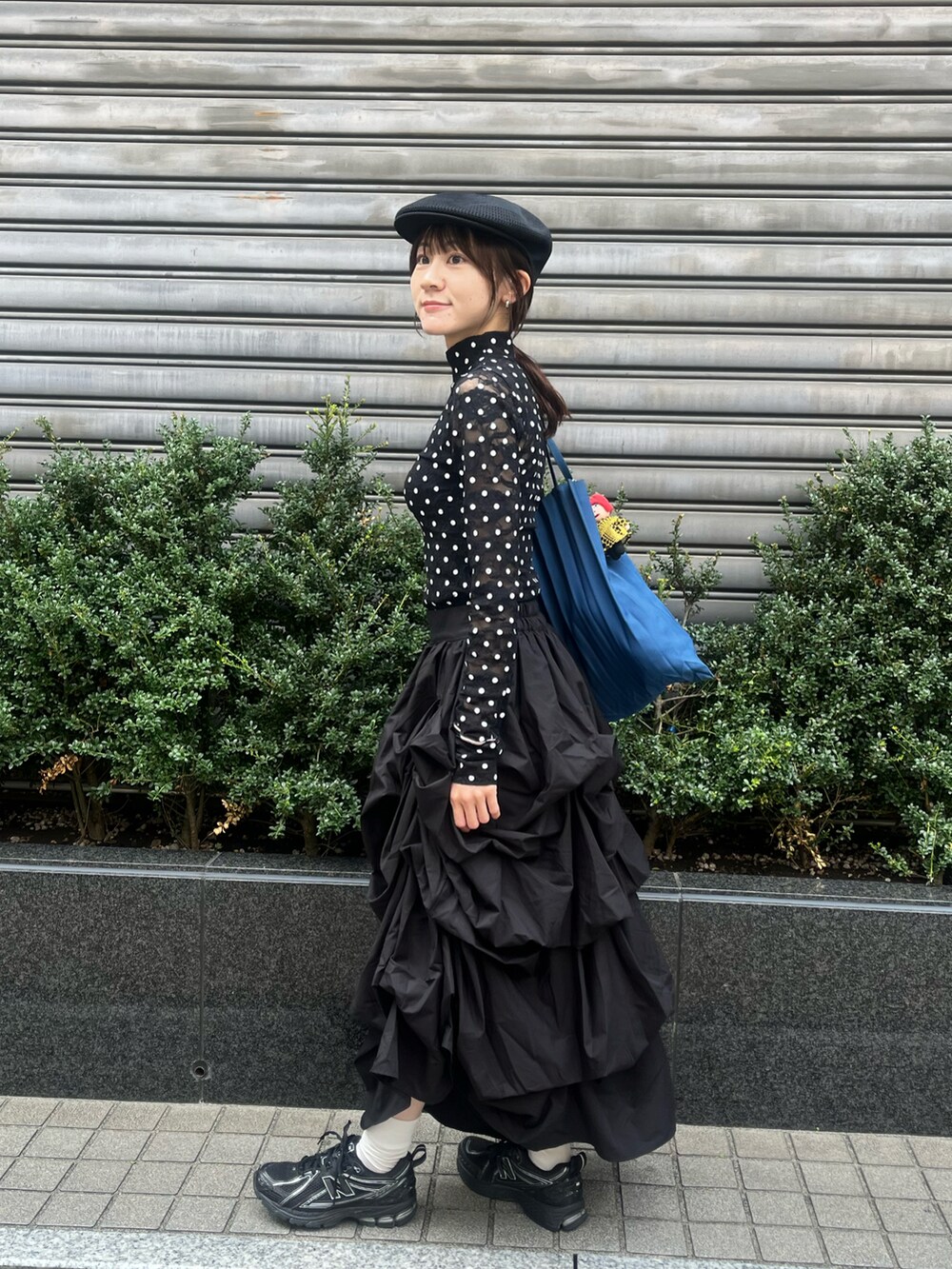 ブラック系のTシャツ/カットソー、ブラック系のスカート、ブラック系のハンチング/ベレー帽を着用したレディースの秋コーディネートの2枚目の写真