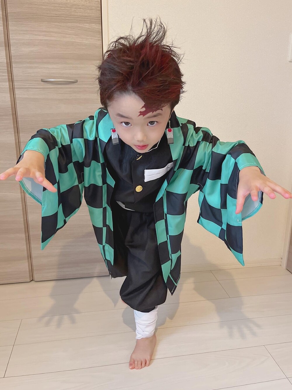 ホワイト系のイヤリングを着用したキッズの春コーディネートの2枚目の写真