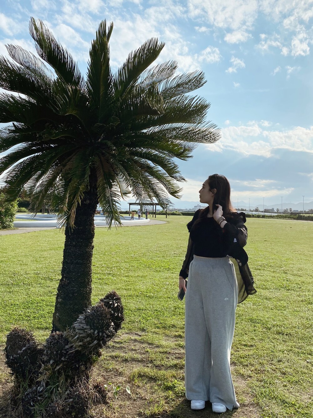 ブラック系のTシャツ/カットソー、グレー系のスウェットパンツ、ブラック系のシャツ/ブラウスを着用したレディースの夏コーディネートの3枚目の写真