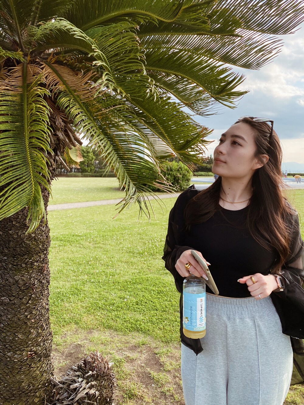 ブラック系のTシャツ/カットソー、グレー系のスウェットパンツ、ブラック系のシャツ/ブラウスを着用したレディースの夏コーディネートの2枚目の写真