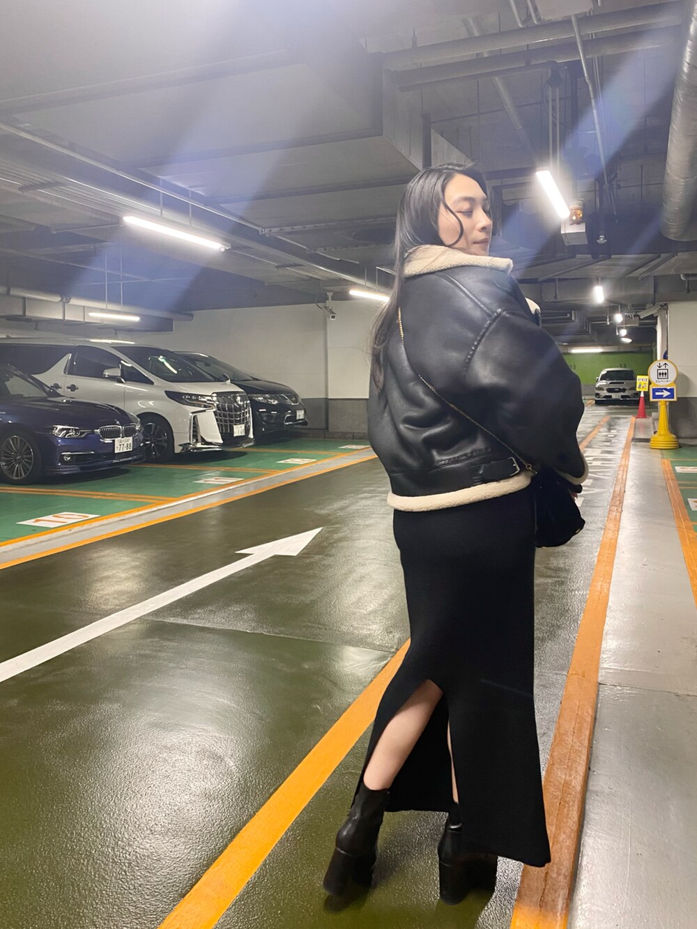 ブラック系のブルゾン、ブラック系のスカート、ブラック系のニット/セーターを着用したレディースの冬コーディネートの3枚目の写真