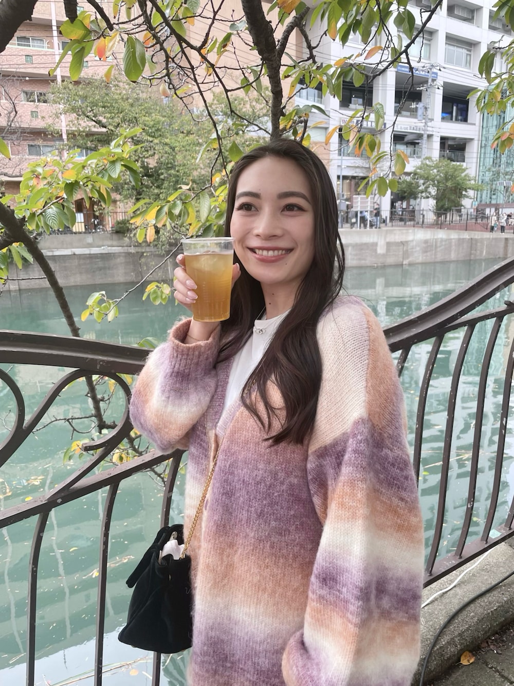 ブラウン系のカーディガン/ボレロ、ブラック系のブーツ、ホワイト系のタンクトップを着用したレディースの秋コーディネートの3枚目の写真