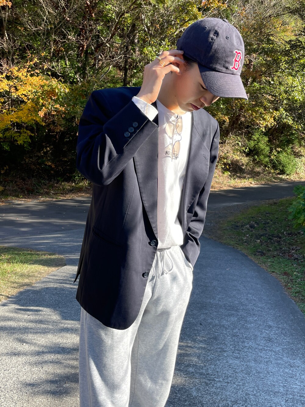 ブルー系のテーラードジャケット、グレー系のスウェットパンツ、ホワイト系のスニーカーを着用したメンズの冬コーディネートの2枚目の写真