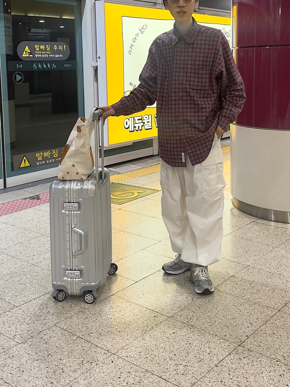 ホワイト系のパンツ、グレー系のスニーカー、レッド系のシャツ/ブラウスを着用したメンズの秋コーディネートの2枚目の写真