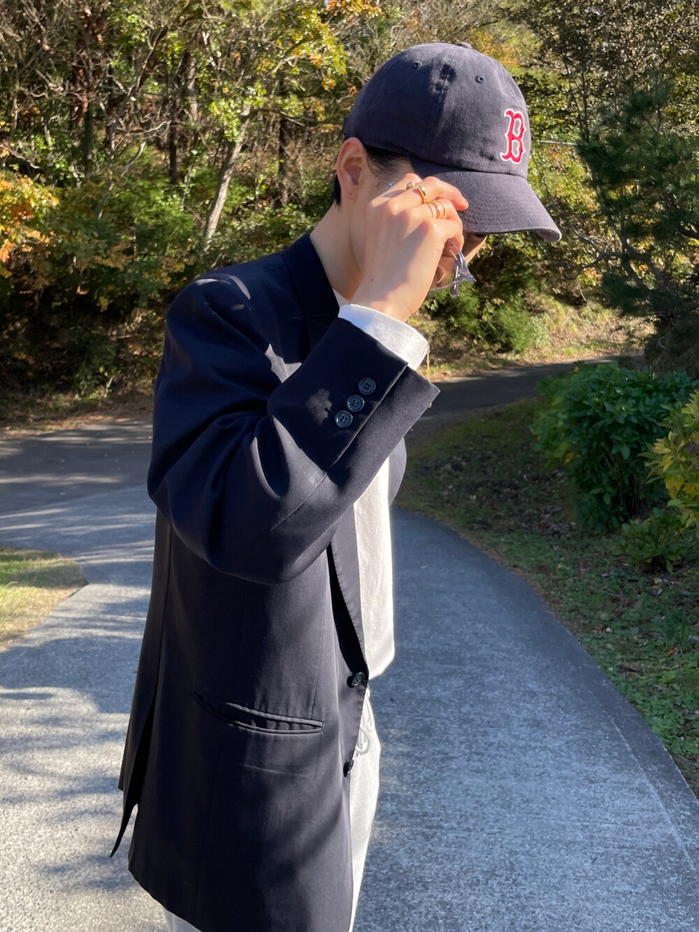 ブルー系のテーラードジャケット、グレー系のスウェットパンツ、ホワイト系のスニーカーを着用したメンズの冬コーディネートの3枚目の写真