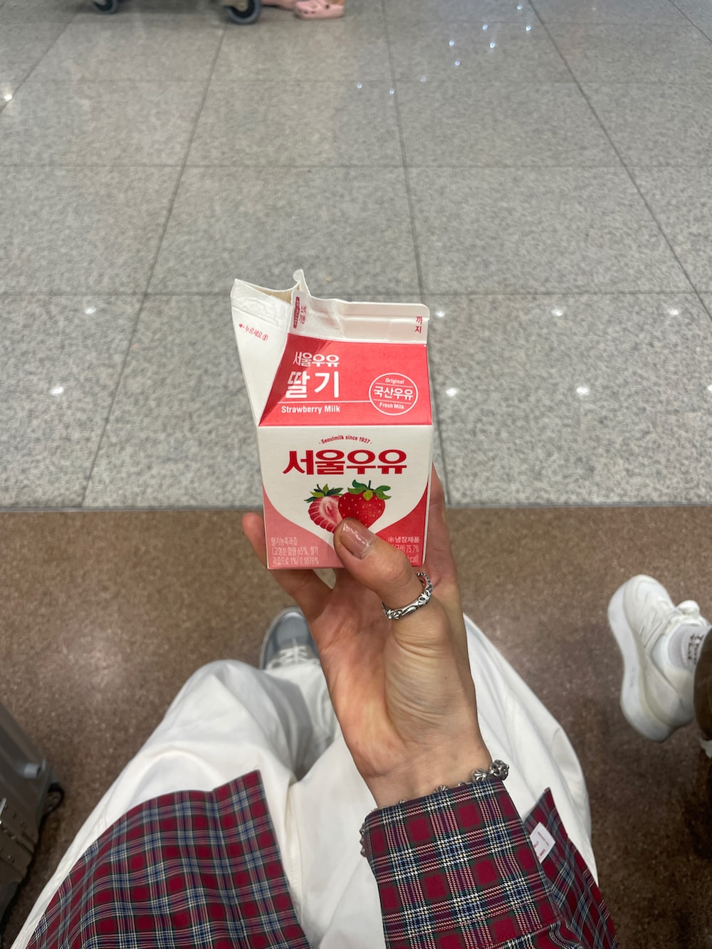 ホワイト系のパンツ、グレー系のスニーカー、レッド系のシャツ/ブラウスを着用したメンズの秋コーディネートの3枚目の写真