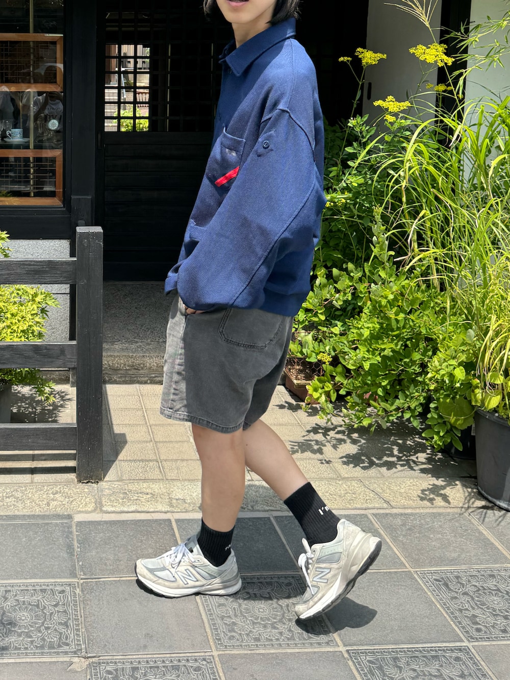 ブルー系のシャツ/ブラウス、ブラック系のメガネを着用したメンズの秋コーディネートの2枚目の写真