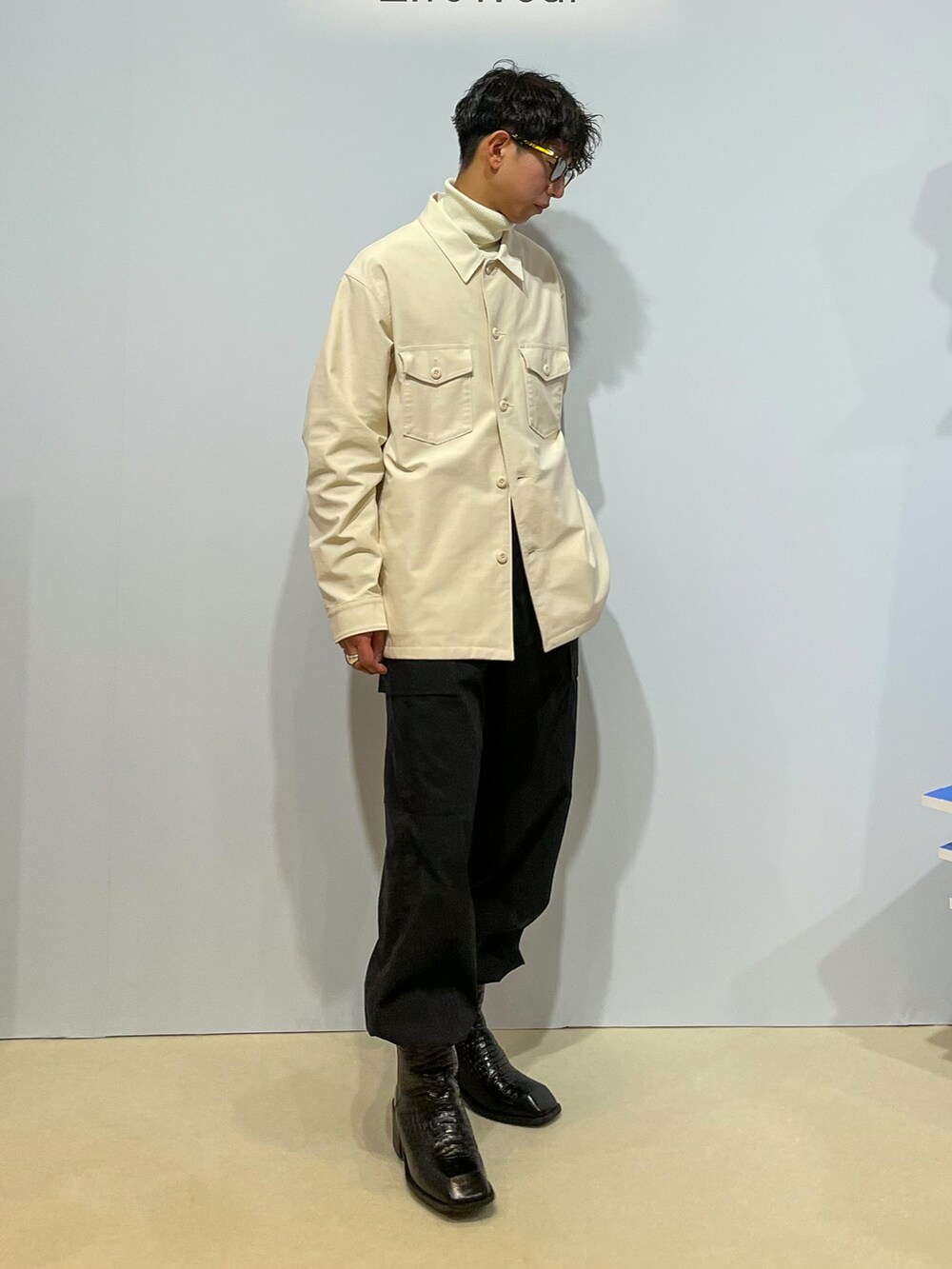 「シンプルコーデ、大人カジュアル、春コーデ、プチプラコーデ、ブーツ、ブーツスタイル、カーゴパンツ、UNIQLO、ユニクロ、UNIQLOコーデ、きれいめカジュアル、おしゃれさんと繋がりたい、春アウター、春色、プチプラ」｜「UNIQLOのアイテム（ジャケット/アウター、ホワイト系）」を使った、Kazumaさん（メンズ・165cm）の冬コーディネートの2枚目の写真