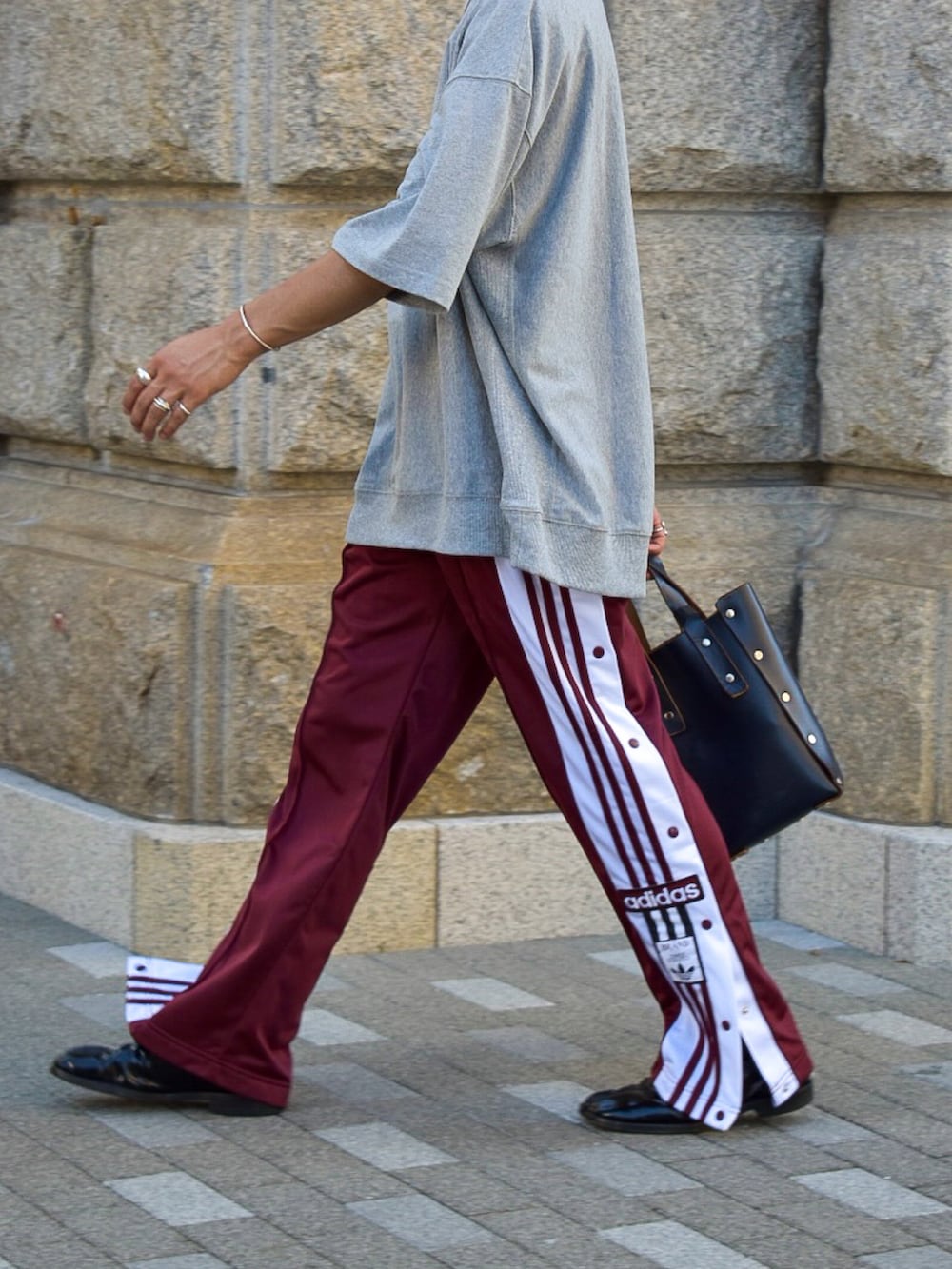 「アツいコーデ全部見せ、シンプルスタイル、スポーツミックス、スウェット、GU、プチプラ、トラックパンツ、ラインパンツ、adidas、ミニバッグ、きれいめカジュアル、夏セールで買いました、メガネ男子、スボーツミックス、ラフ」｜「GUのアイテム（Tシャツ/カットソー、グレー系）」を使った、Kazumaさん（メンズ・166cm）の夏コーディネートの5枚目の写真