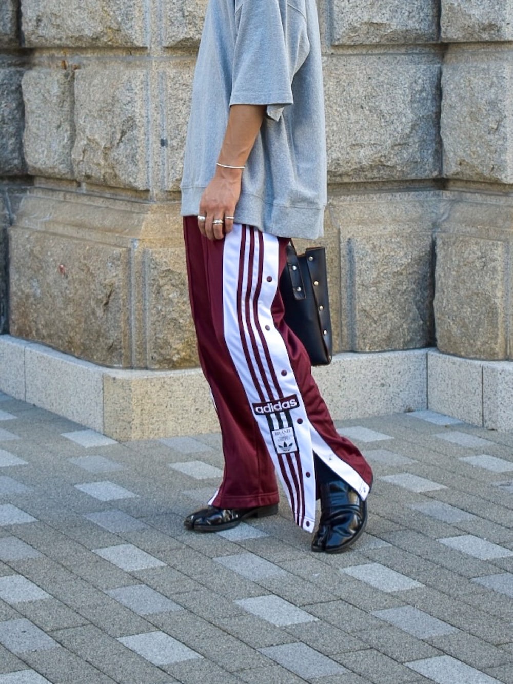 「アツいコーデ全部見せ、シンプルスタイル、スポーツミックス、スウェット、GU、プチプラ、トラックパンツ、ラインパンツ、adidas、ミニバッグ、きれいめカジュアル、夏セールで買いました、メガネ男子、スボーツミックス、ラフ」｜「GUのアイテム（Tシャツ/カットソー、グレー系）」を使った、Kazumaさん（メンズ・166cm）の夏コーディネートの3枚目の写真