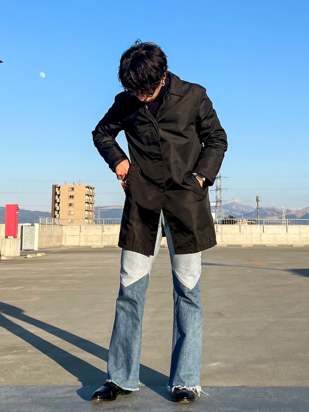 「大人カジュアル、シンプルコーデ、冬アウター、革靴、カジュアルコーデ、メガネ男子、タートルネック、ブラック、着回しコーデ、きれいめカジュアル、黒、デニム、フレアパンツ、フレア、韓国ファッション」｜「PRADAのアイテム（ジャケット/アウター、ブラック系）」を使った、Kazumaさん（メンズ・165cm）の冬コーディネートの3枚目の写真