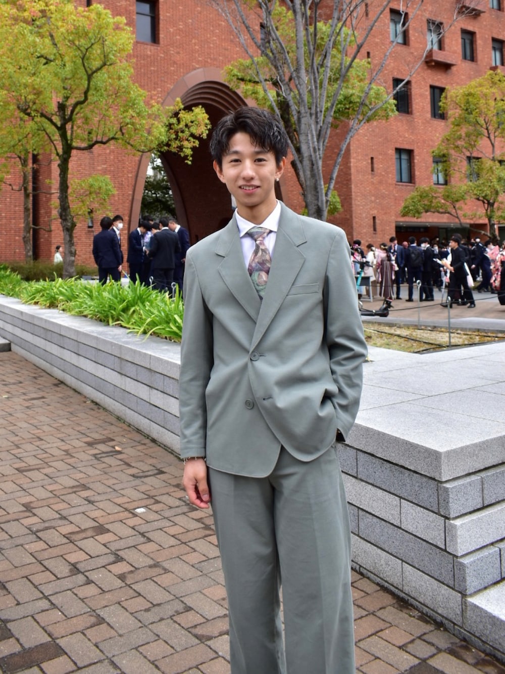 「春、キレイめ、卒業式、セットアップ、UNIQLO、UNIQLO U、ユニクロコーデ、革靴、大学生、きれいめコーディネート、ユニクロ、大人コーデ、春コーデ、春色、シンプルスタイル」｜「UNIQLOのアイテム（スーツセット、その他）」を使った、Kazumaさん（メンズ・165cm）の春コーディネートの2枚目の写真