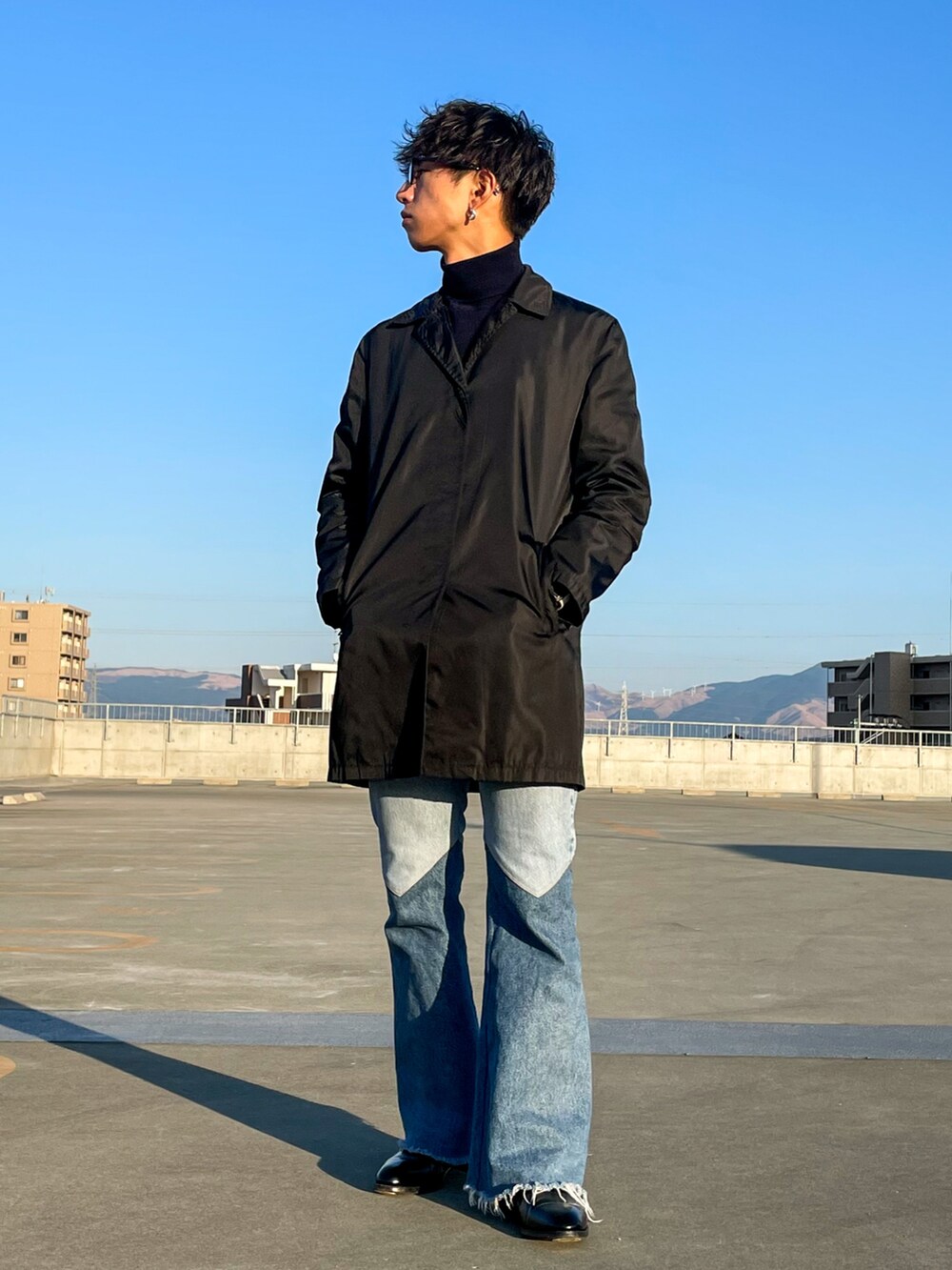 「大人カジュアル、シンプルコーデ、冬アウター、革靴、カジュアルコーデ、メガネ男子、タートルネック、ブラック、着回しコーデ、きれいめカジュアル、黒、デニム、フレアパンツ、フレア、韓国ファッション」｜「PRADAのアイテム（ジャケット/アウター、ブラック系）」を使った、Kazumaさん（メンズ・165cm）の冬コーディネートの2枚目の写真