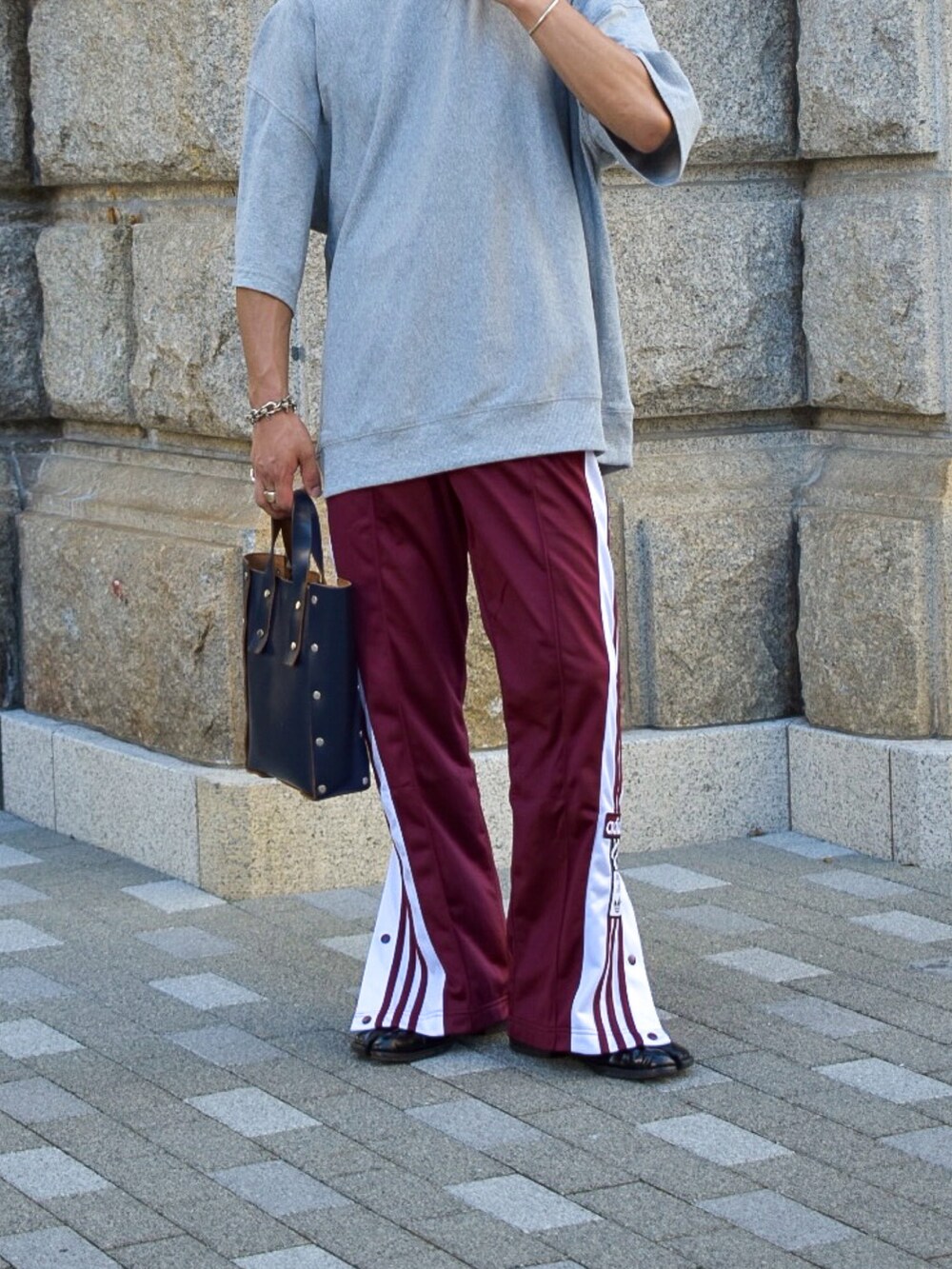「アツいコーデ全部見せ、シンプルスタイル、スポーツミックス、スウェット、GU、プチプラ、トラックパンツ、ラインパンツ、adidas、ミニバッグ、きれいめカジュアル、夏セールで買いました、メガネ男子、スボーツミックス、ラフ」｜「GUのアイテム（Tシャツ/カットソー、グレー系）」を使った、Kazumaさん（メンズ・166cm）の夏コーディネートの4枚目の写真