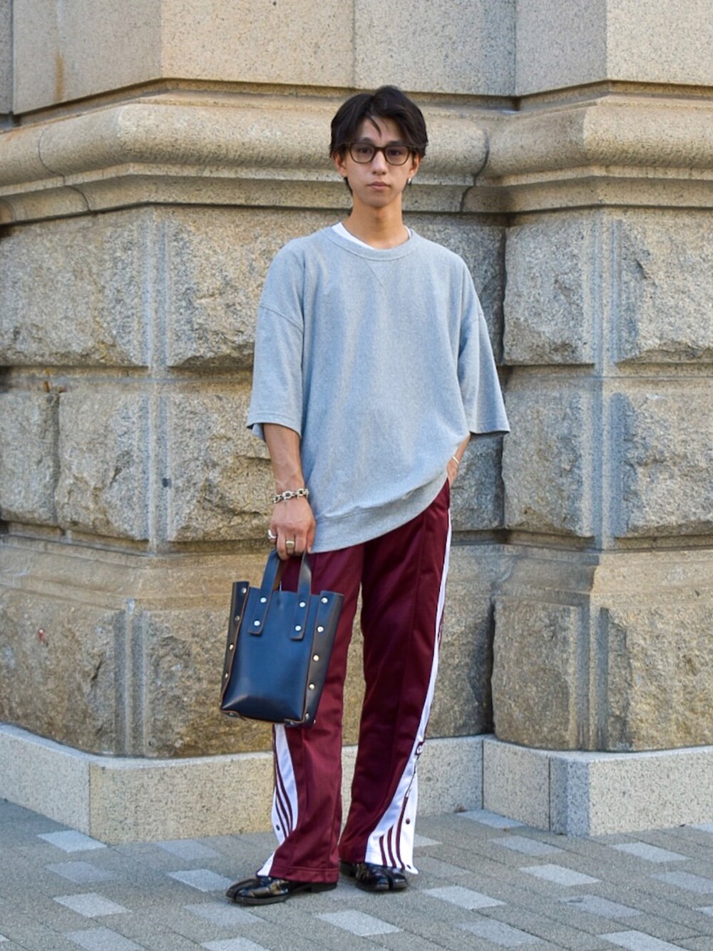 「アツいコーデ全部見せ、シンプルスタイル、スポーツミックス、スウェット、GU、プチプラ、トラックパンツ、ラインパンツ、adidas、ミニバッグ、きれいめカジュアル、夏セールで買いました、メガネ男子、スボーツミックス、ラフ」｜「GUのアイテム（Tシャツ/カットソー、グレー系）」を使った、Kazumaさん（メンズ・166cm）の夏コーディネートの2枚目の写真