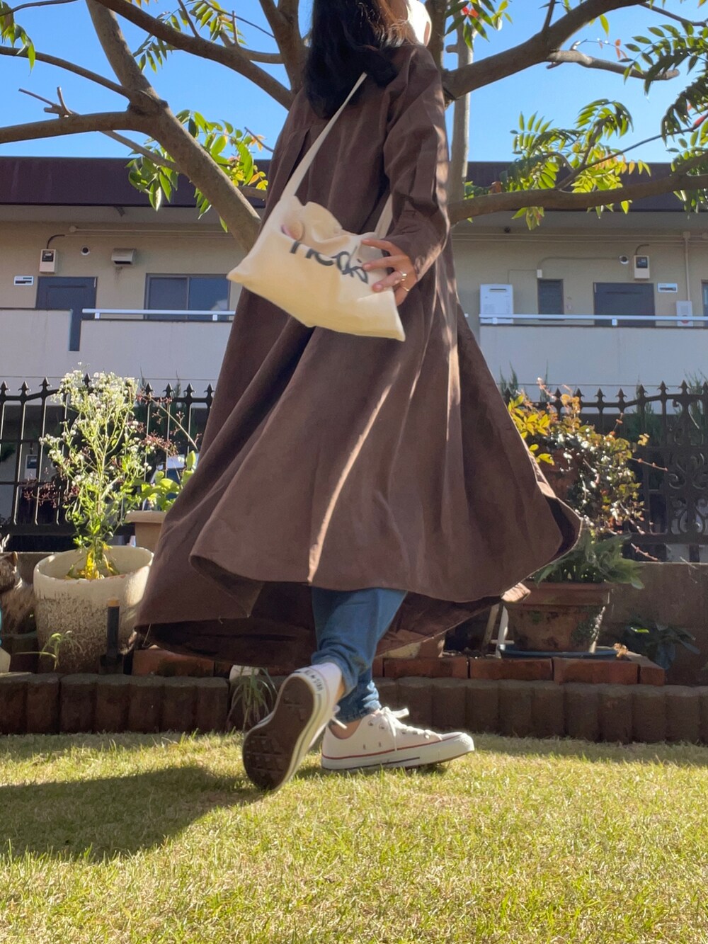 ベージュ系のショルダーバッグ、ブラウン系のシャツワンピース、ホワイト系のその他トップスを着用したレディースの秋コーディネートの4枚目の写真