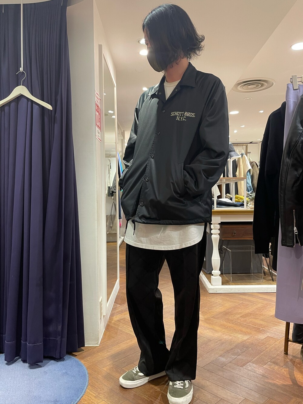 ブラック系のブルゾン、イエロー系のソックス/靴下を着用したメンズの冬コーディネートの2枚目の写真