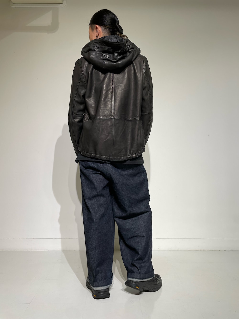 ブラック系のジャケット/アウター、ブラック系のタンクトップ、ホワイト系のタンクトップを着用したメンズの秋コーディネートの2枚目の写真