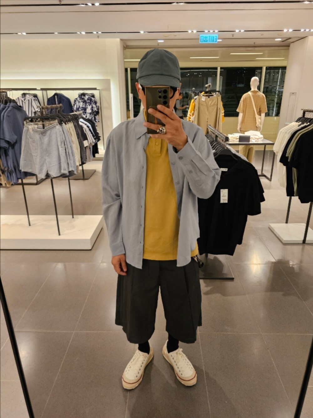 ホワイト系のスニーカー、グレー系のカーゴパンツ、ブルー系のシャツ/ブラウスを着用したメンズの春コーディネートの2枚目の写真