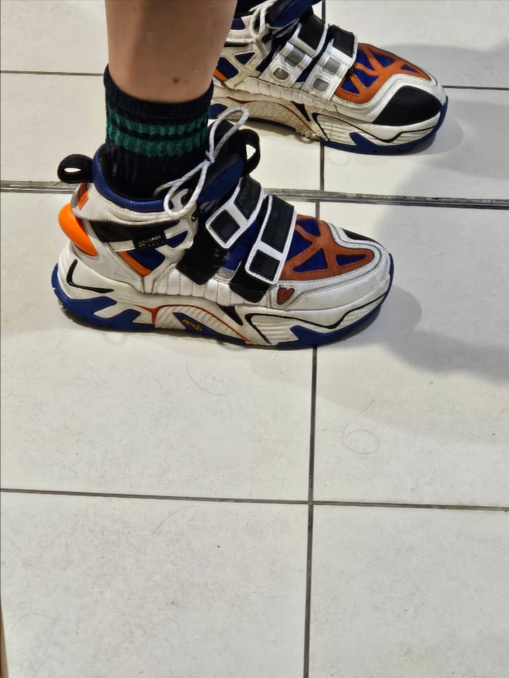 その他のスニーカー、その他のカーゴパンツ、パープル系のTシャツ/カットソーを着用したメンズの春コーディネートの2枚目の写真