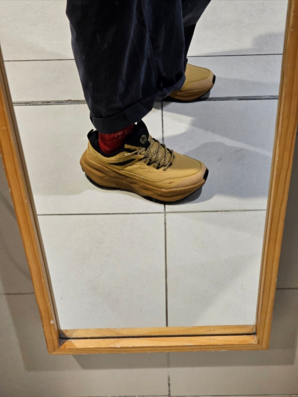 グレー系のチノパンツ、ブラック系のジャケット/アウター、ベージュ系のスニーカーを着用したメンズの春コーディネートの2枚目の写真