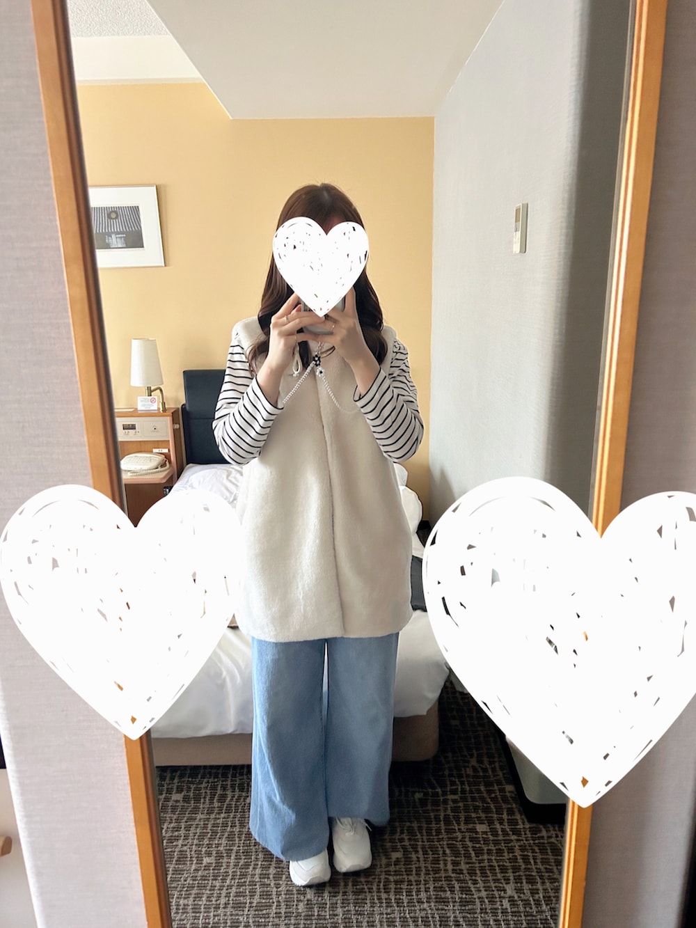 ホワイト系のスニーカーを着用したレディースの秋コーディネートの2枚目の写真