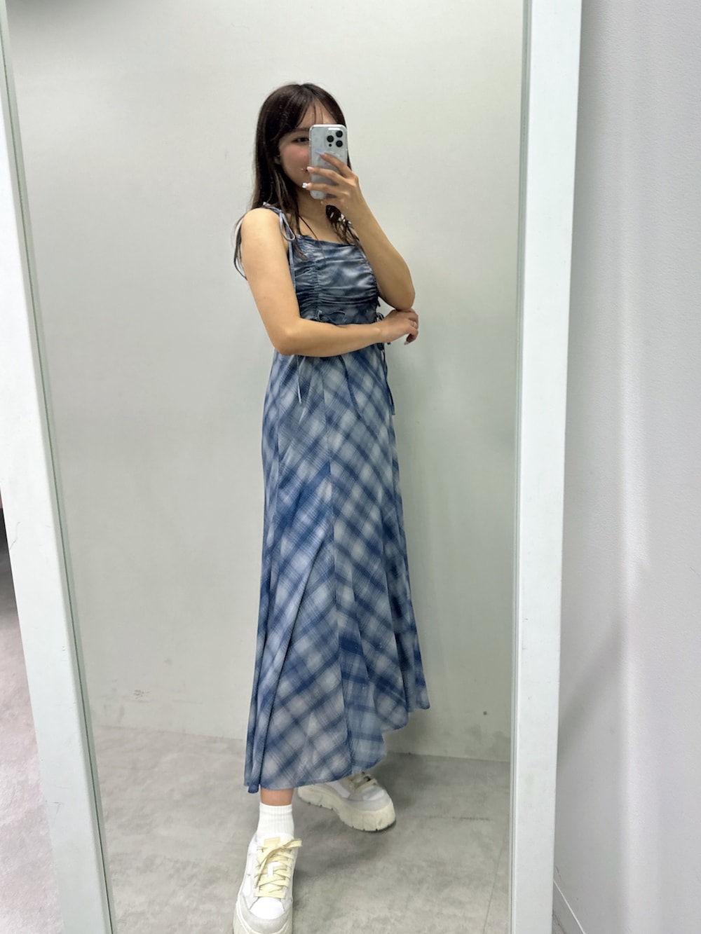 ブルー系のワンピースを着用したレディースの夏コーディネートの2枚目の写真