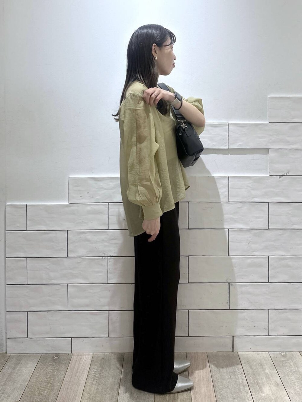 ブラウン系のその他パンツ、ベージュ系のシャツ/ブラウス、シルバー系のパンプスを着用したレディースの春コーディネートの2枚目の写真