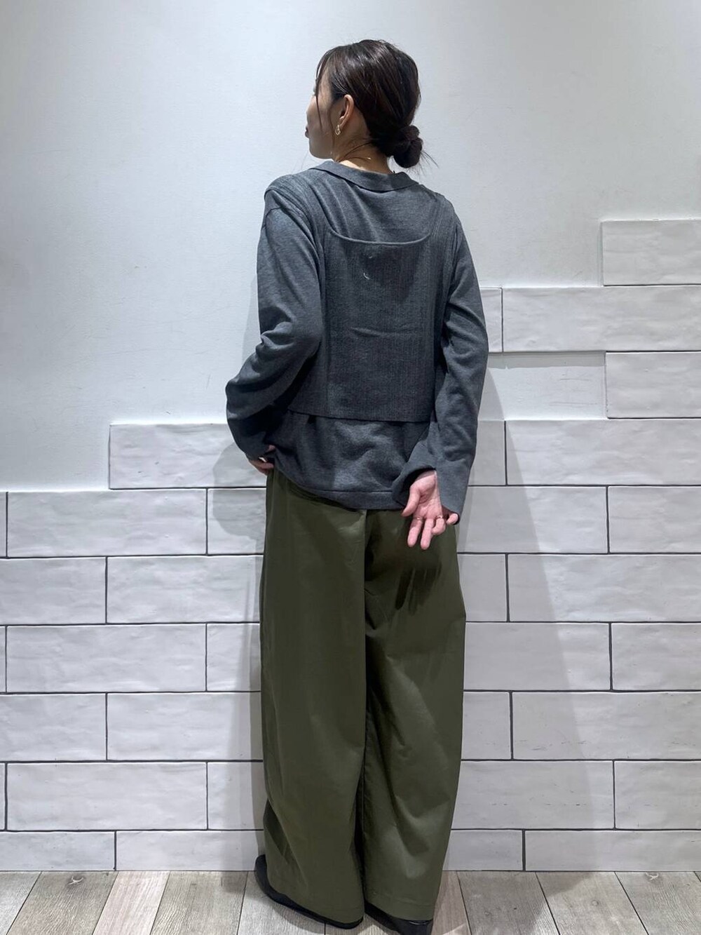 グレー系のニット/セーター、ブラック系のその他シューズ、グリーン系のその他パンツを着用したレディースの夏コーディネートの3枚目の写真