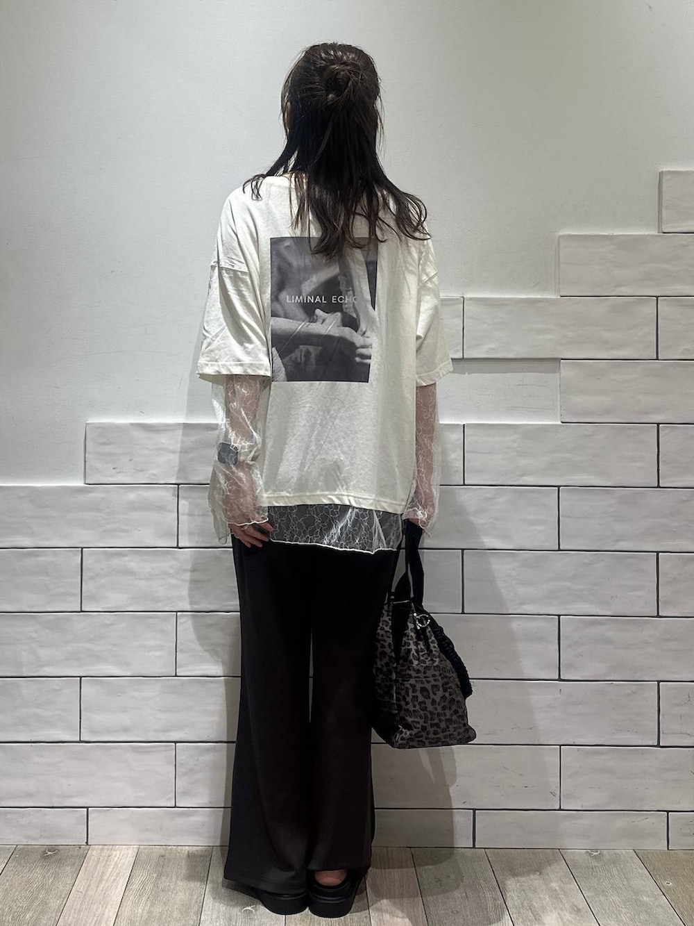 その他のショルダーバッグ、ブラック系のサンダル、ホワイト系のTシャツ/カットソーを着用したレディースの夏コーディネートの4枚目の写真