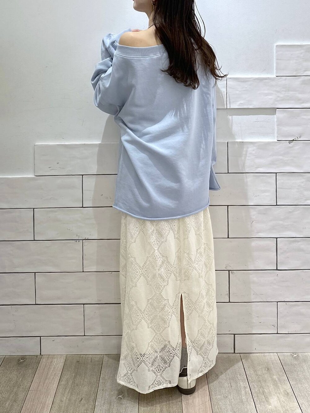 ホワイト系のスカート、ブルー系のTシャツ/カットソーを着用したレディースの冬コーディネートの4枚目の写真