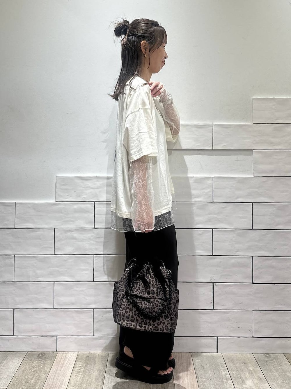 その他のショルダーバッグ、ブラック系のサンダル、ホワイト系のTシャツ/カットソーを着用したレディースの夏コーディネートの3枚目の写真