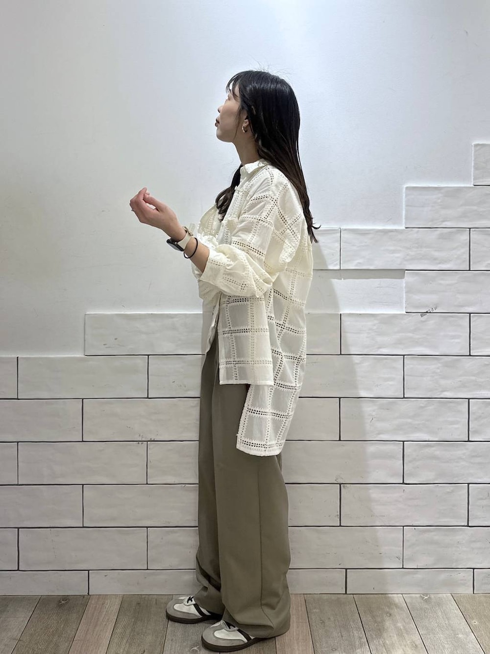 ホワイト系のシャツ/ブラウス、ベージュ系のその他パンツ、ブラウン系のベルトを着用したレディースの冬コーディネートの4枚目の写真