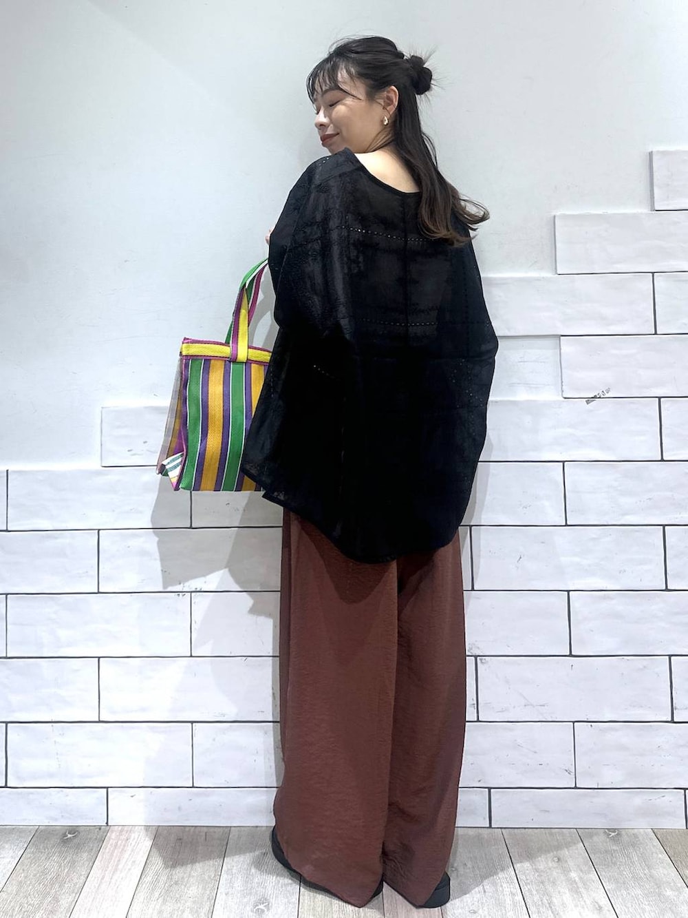 ブラウン系のその他パンツ、イエロー系のトートバッグ、その他のサンダルを着用したレディースの春コーディネートの4枚目の写真