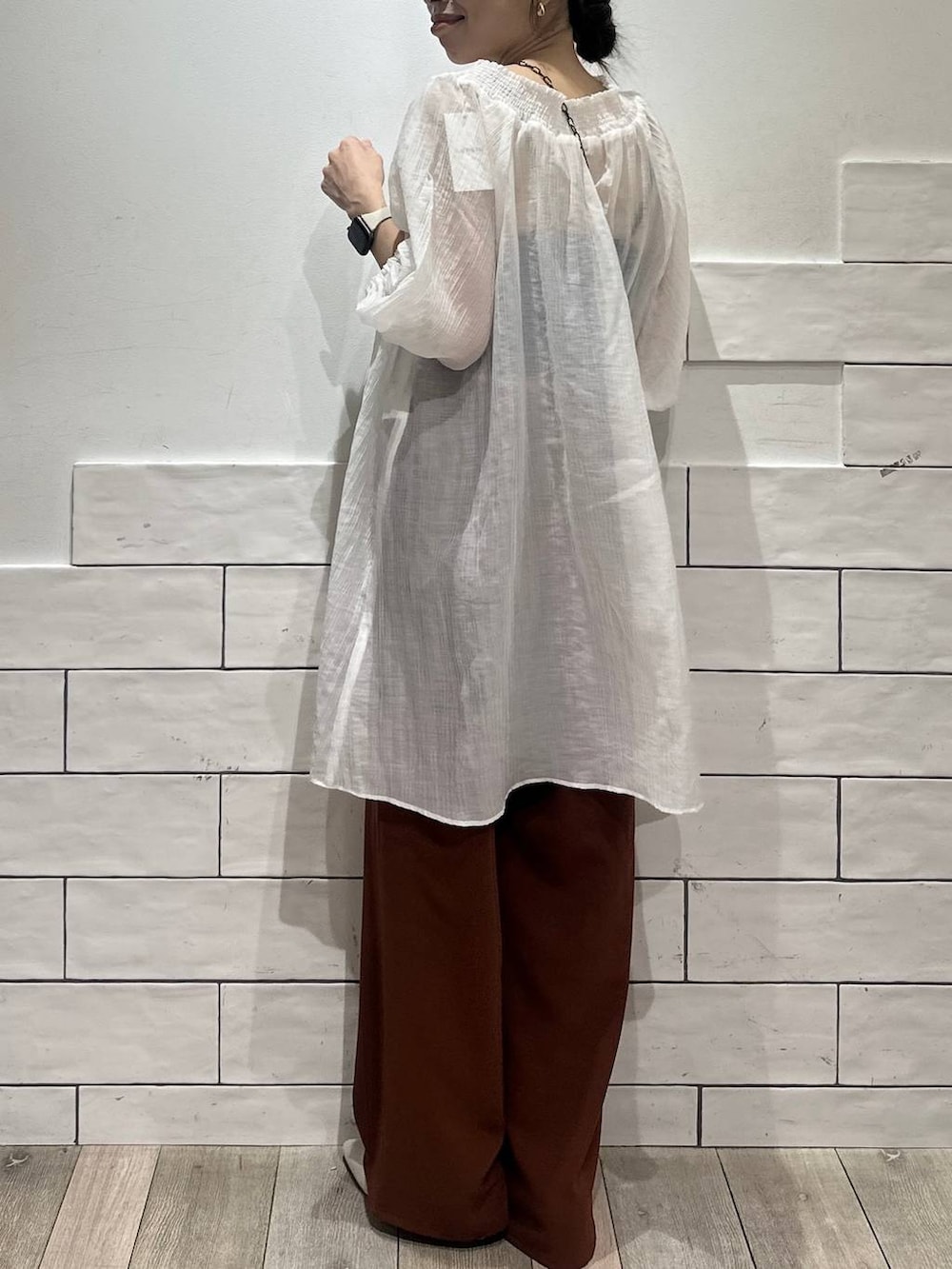 ホワイト系のパンプス、ブラック系のショルダーバッグ、ブラウン系のその他パンツを着用したレディースの春コーディネートの4枚目の写真